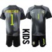 Brasilien Alisson Becker #1 Målvakt Barnkläder Hemma matchtröja till baby VM 2022 Kortärmad (+ Korta byxor) Billigt